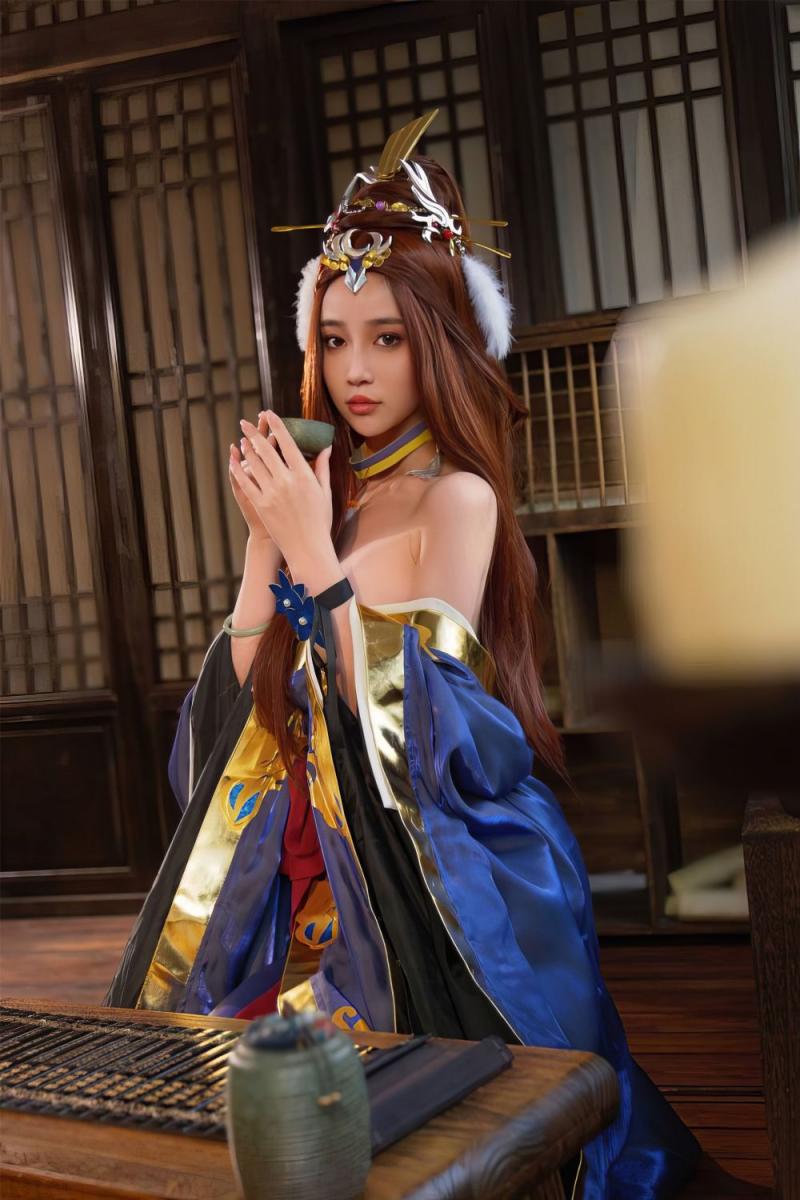 白嫩美乳古风美女