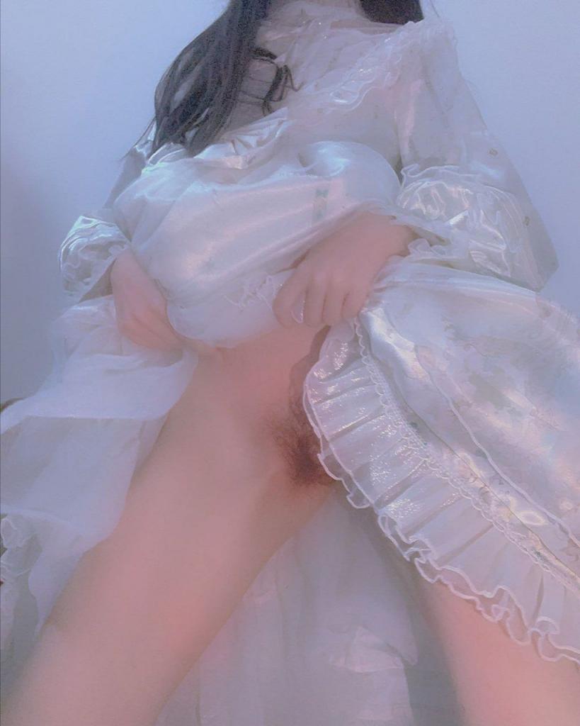 反差婊她半推半就张嘴就含了进去……