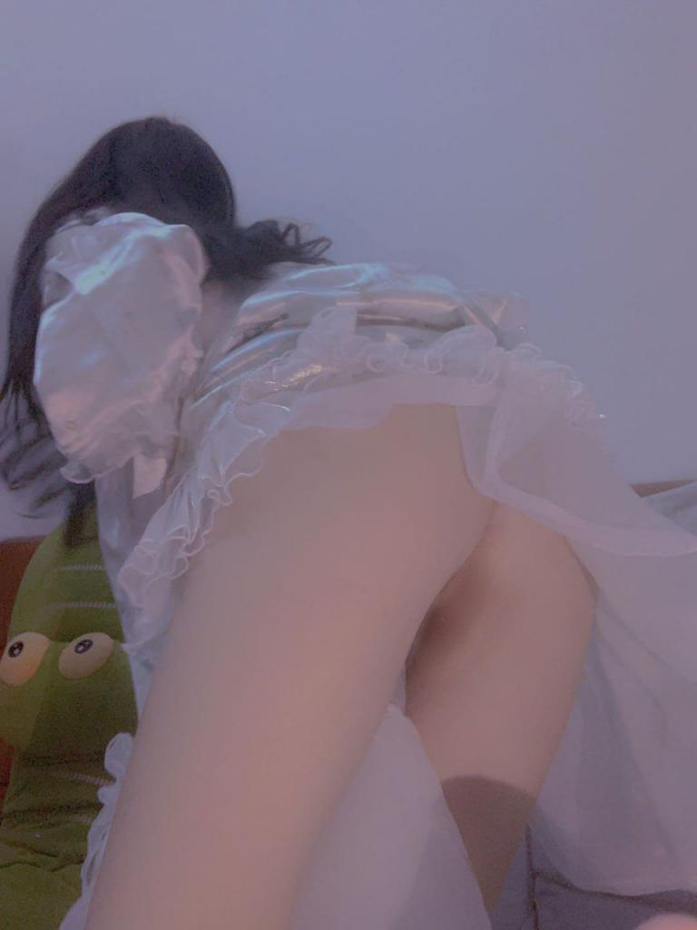 反差婊她半推半就张嘴就含了进去……