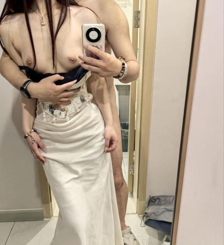 反差婊她半推半就张嘴就含了进去……