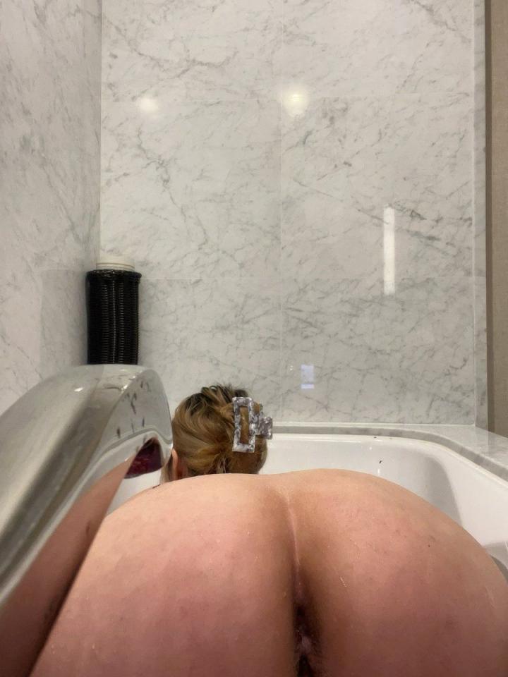 反差婊她半推半就张嘴就含了进去……