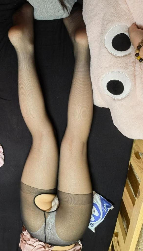 反差婊她半推半就张嘴就含了进去……