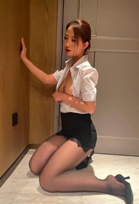 反差婊她半推半就张嘴就含了进去……