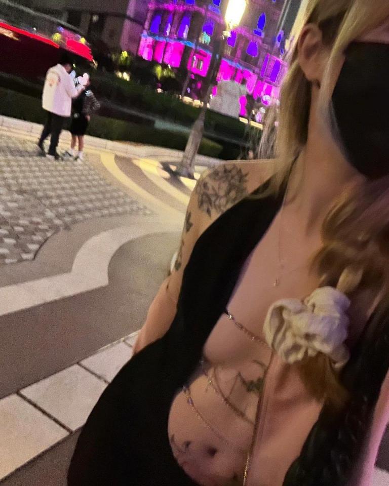 反差婊她半推半就张嘴就含了进去……