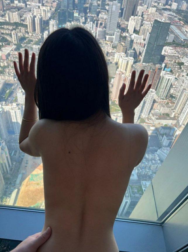 反差婊她半推半就张嘴就含了进去……