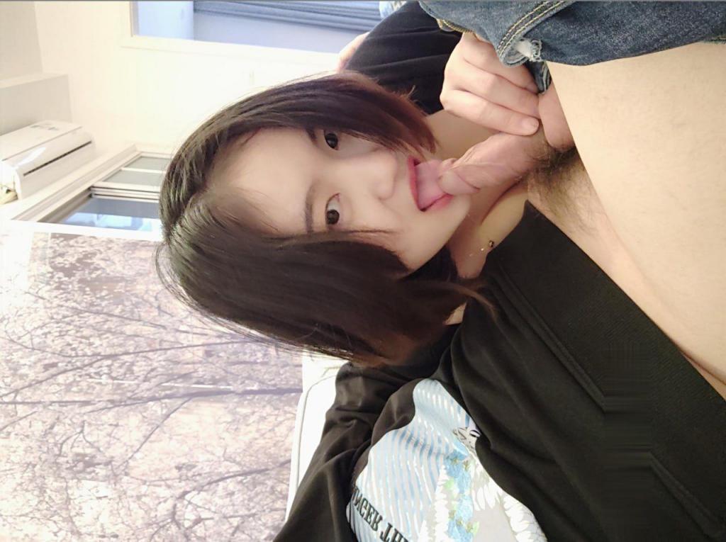 反差婊她半推半就张嘴就含了进去……