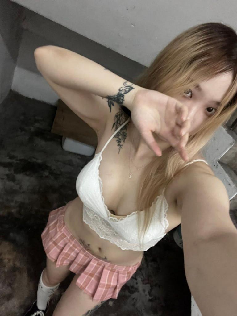 反差婊她半推半就张嘴就含了进去……