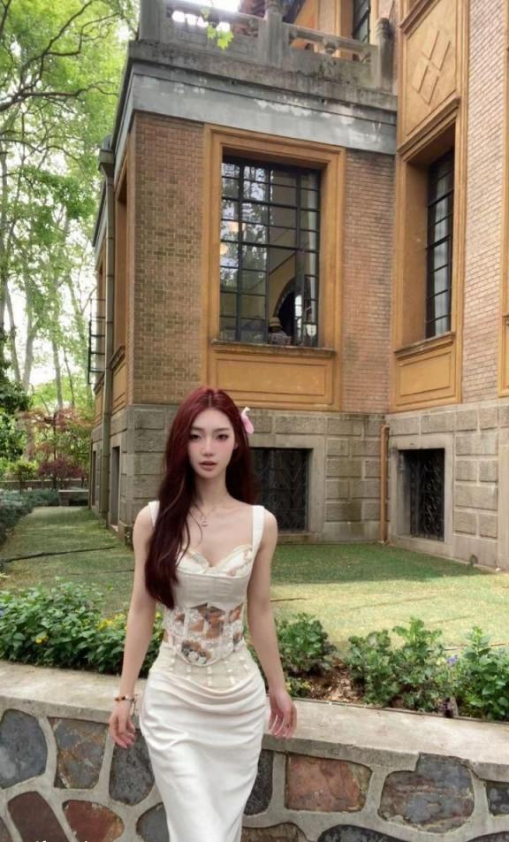 反差婊她半推半就张嘴就含了进去……