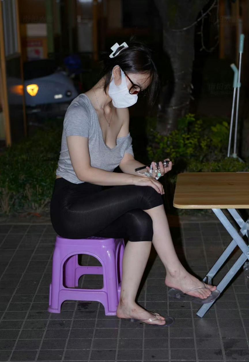 若隐若现的内裤勾起男人内心的热