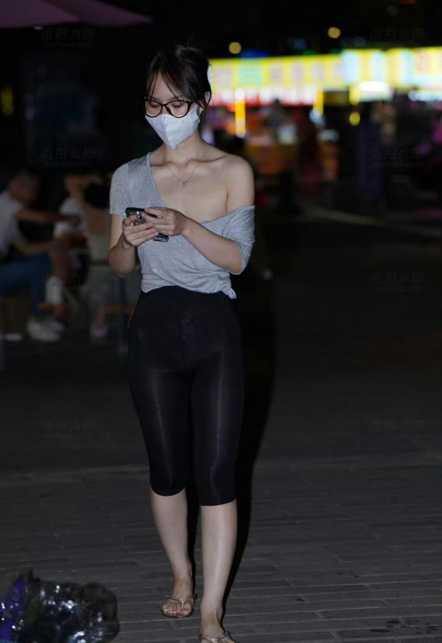 若隐若现的内裤勾起男人内心的热