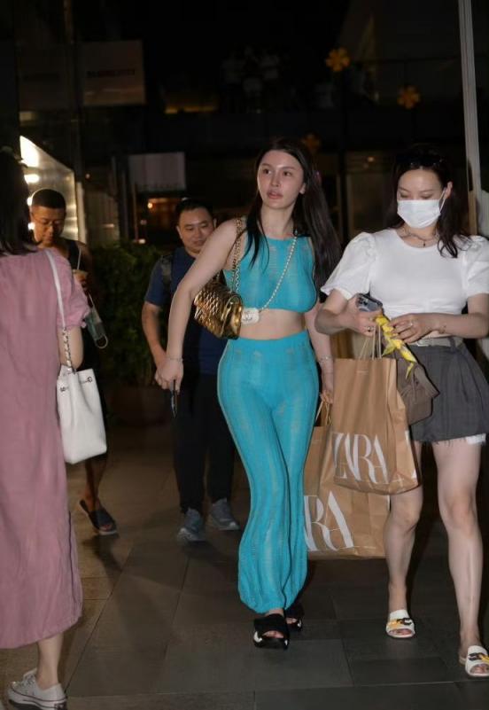 若隐若现的内裤勾起男人内心的热