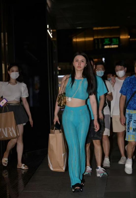 若隐若现的内裤勾起男人内心的热