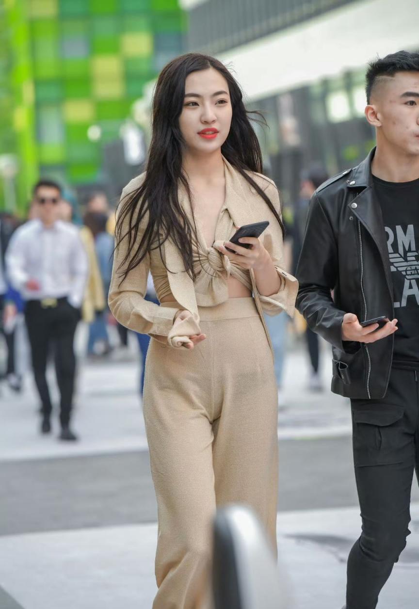 若隐若现的内裤勾起男人内心的热