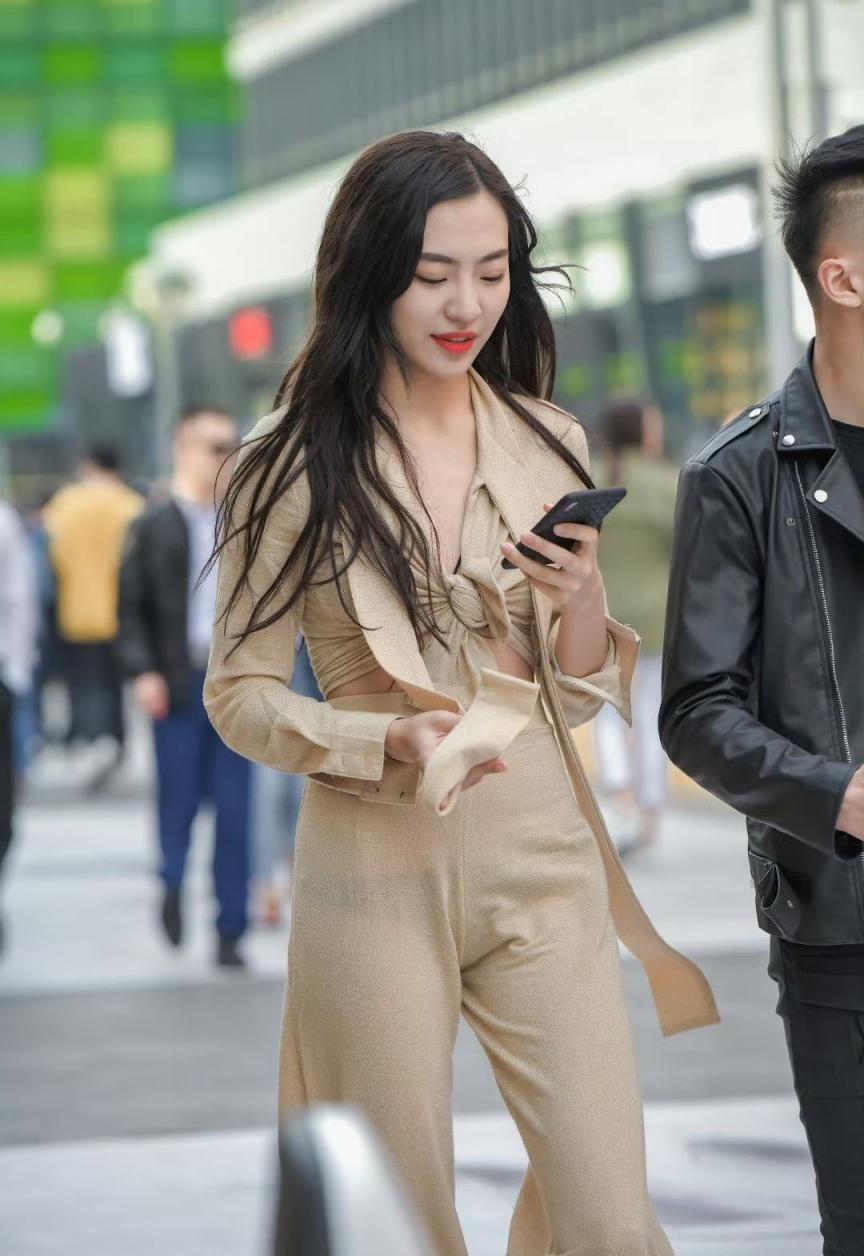 若隐若现的内裤勾起男人内心的热