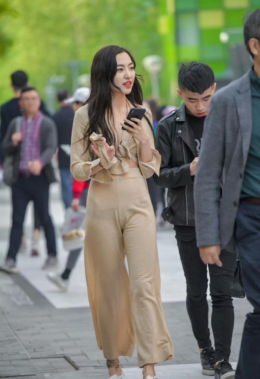 若隐若现的内裤勾起男人内心的热