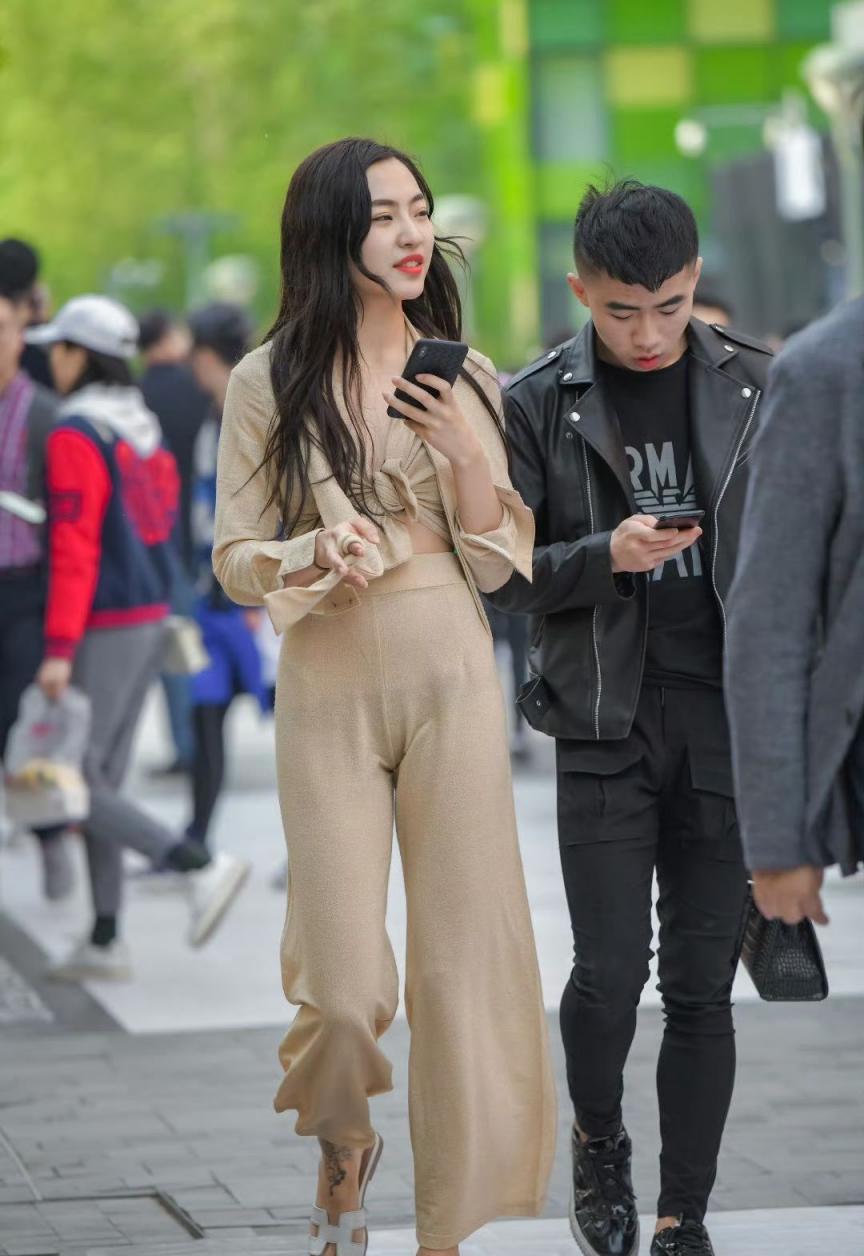 若隐若现的内裤勾起男人内心的热