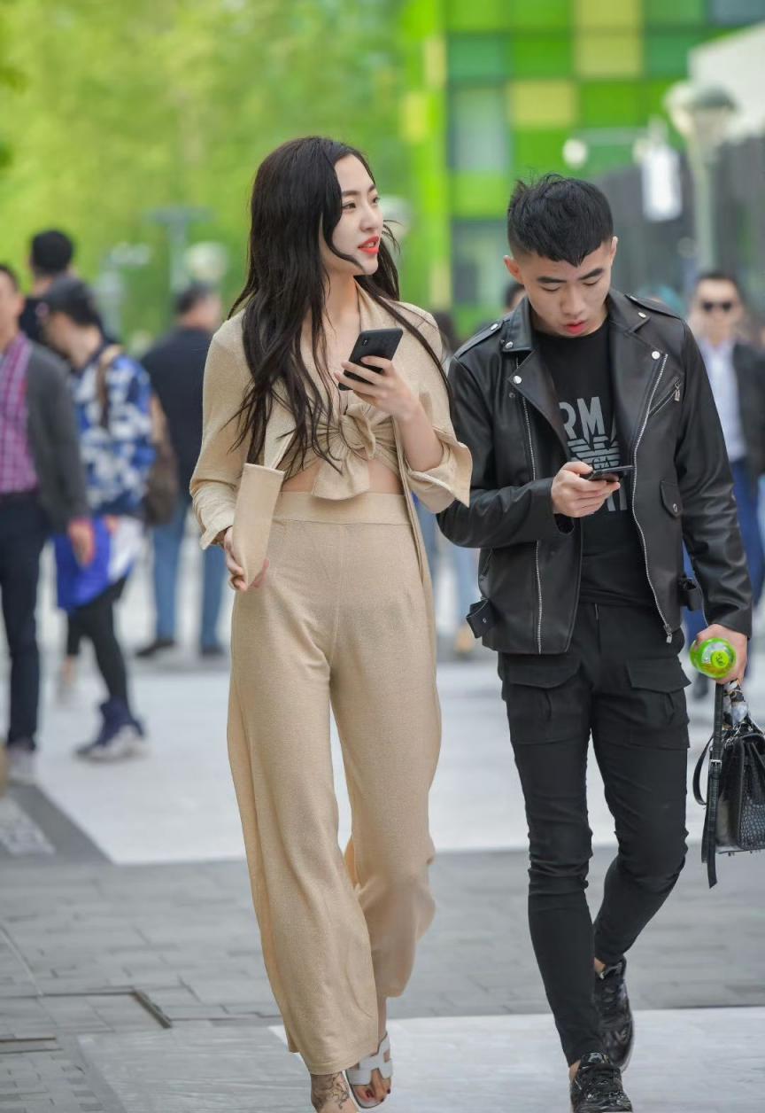 若隐若现的内裤勾起男人内心的热