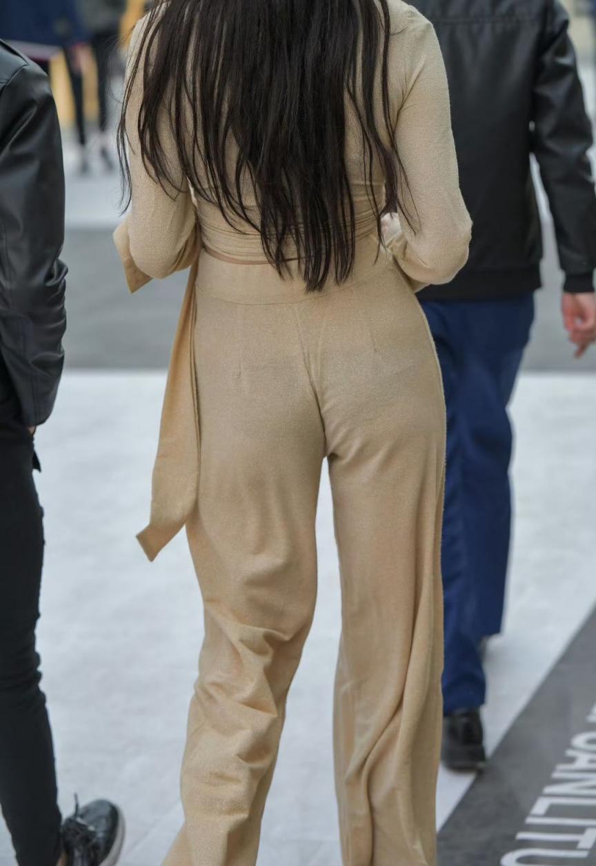 若隐若现的内裤勾起男人内心的热