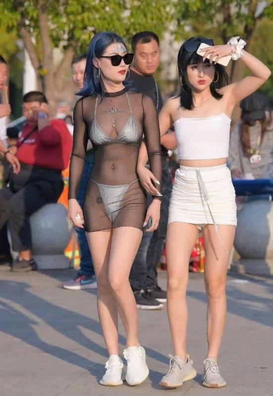 若隐若现的内裤勾起男人内心的热