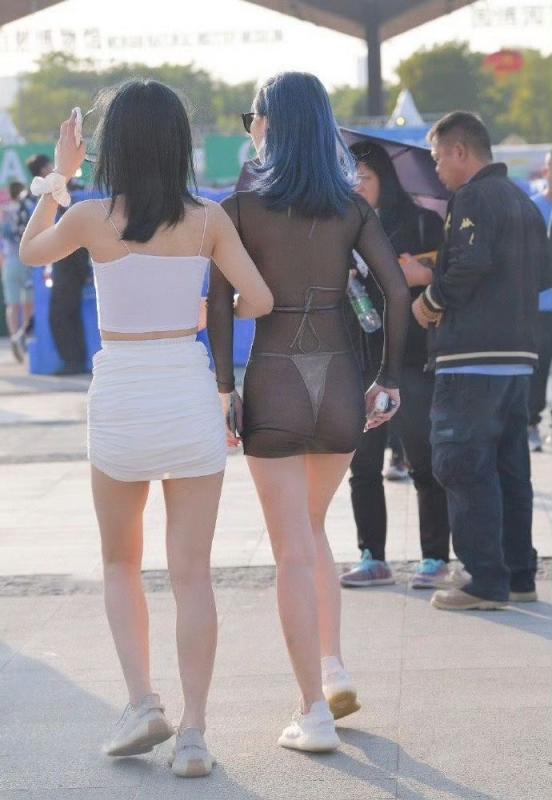 若隐若现的内裤勾起男人内心的热