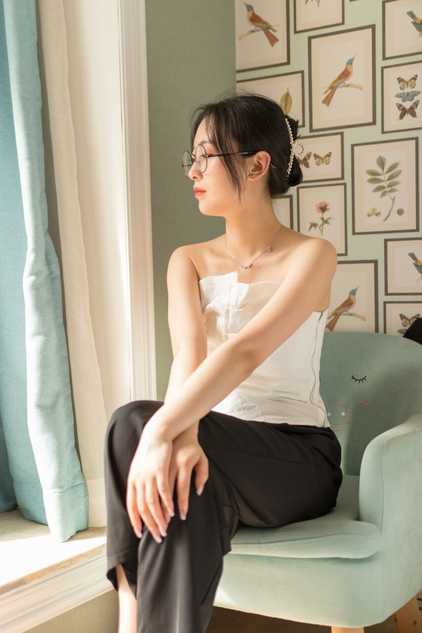 极品眼镜娘反差婊私拍，身材很不错