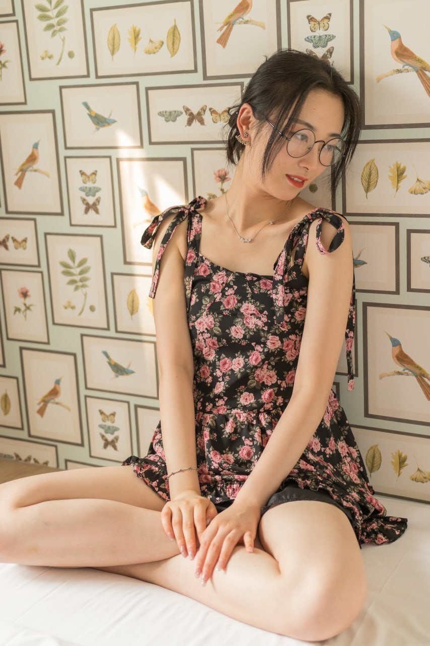 极品眼镜娘反差婊私拍，身材很不错