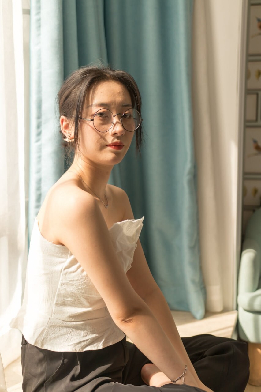 极品眼镜娘反差婊私拍，身材很不错