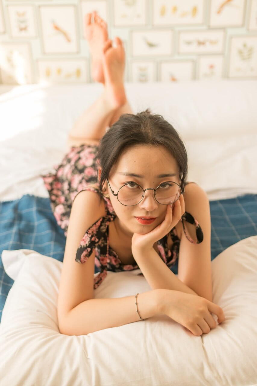 极品眼镜娘反差婊私拍，身材很不错