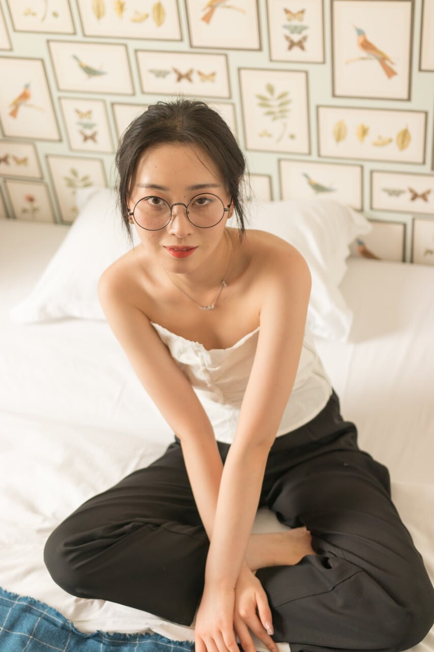 极品眼镜娘反差婊私拍，身材很不错