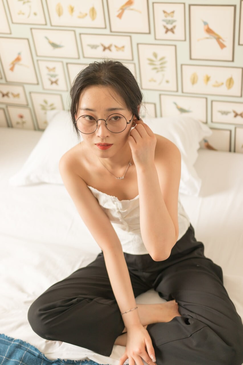 极品眼镜娘反差婊私拍，身材很不错