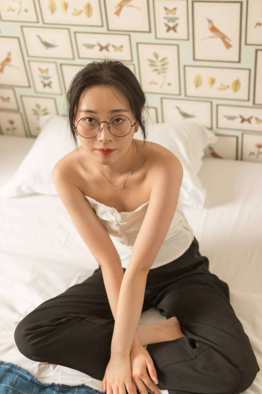 极品眼镜娘反差婊私拍，身材很不错