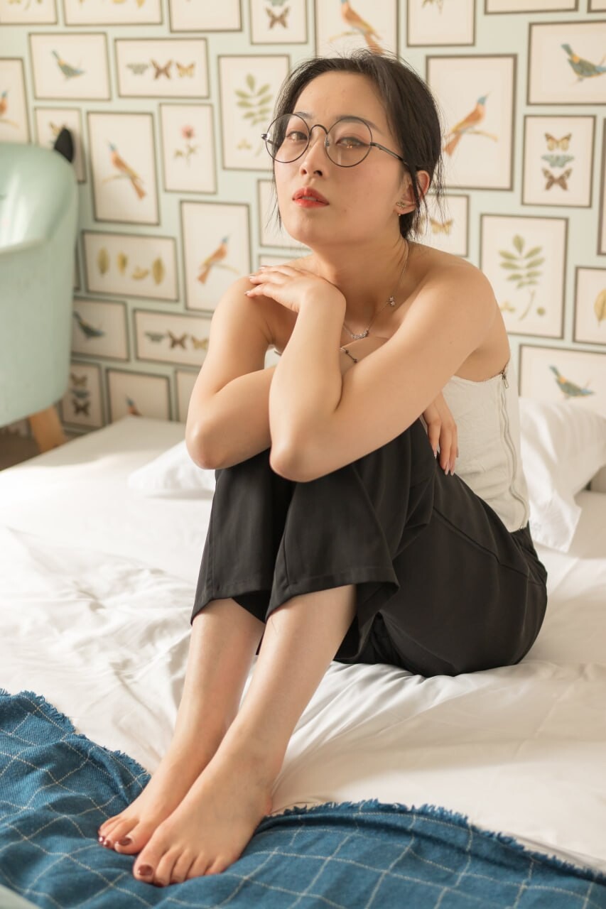 极品眼镜娘反差婊私拍，身材很不错