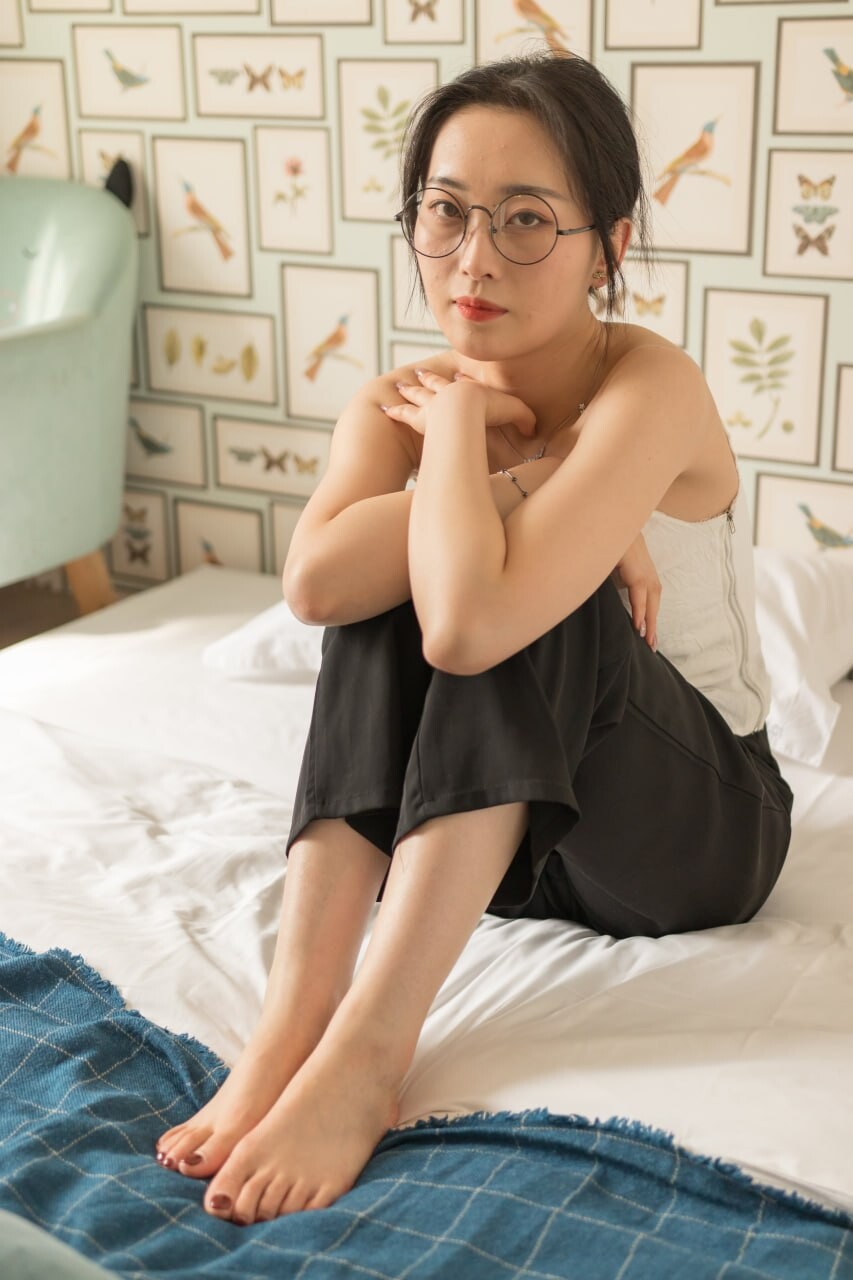 极品眼镜娘反差婊私拍，身材很不错