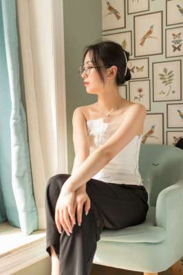 极品眼镜娘反差婊私拍，身材很不错