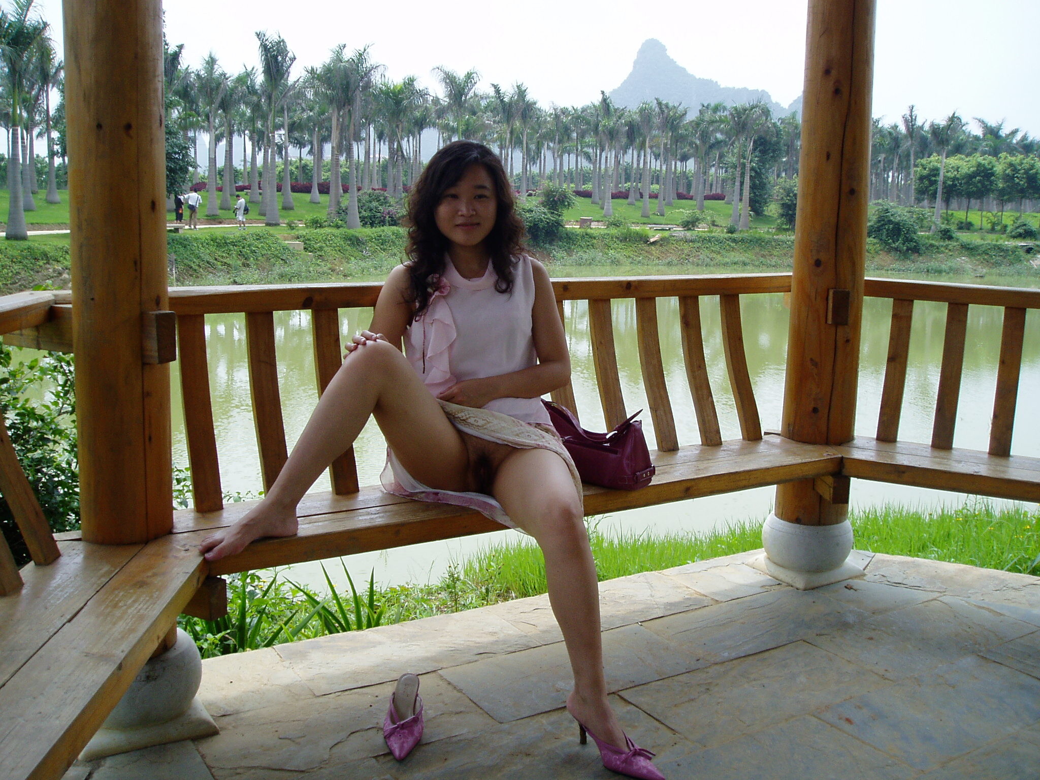 老婆在度假村也不安份非要自拍留个记念