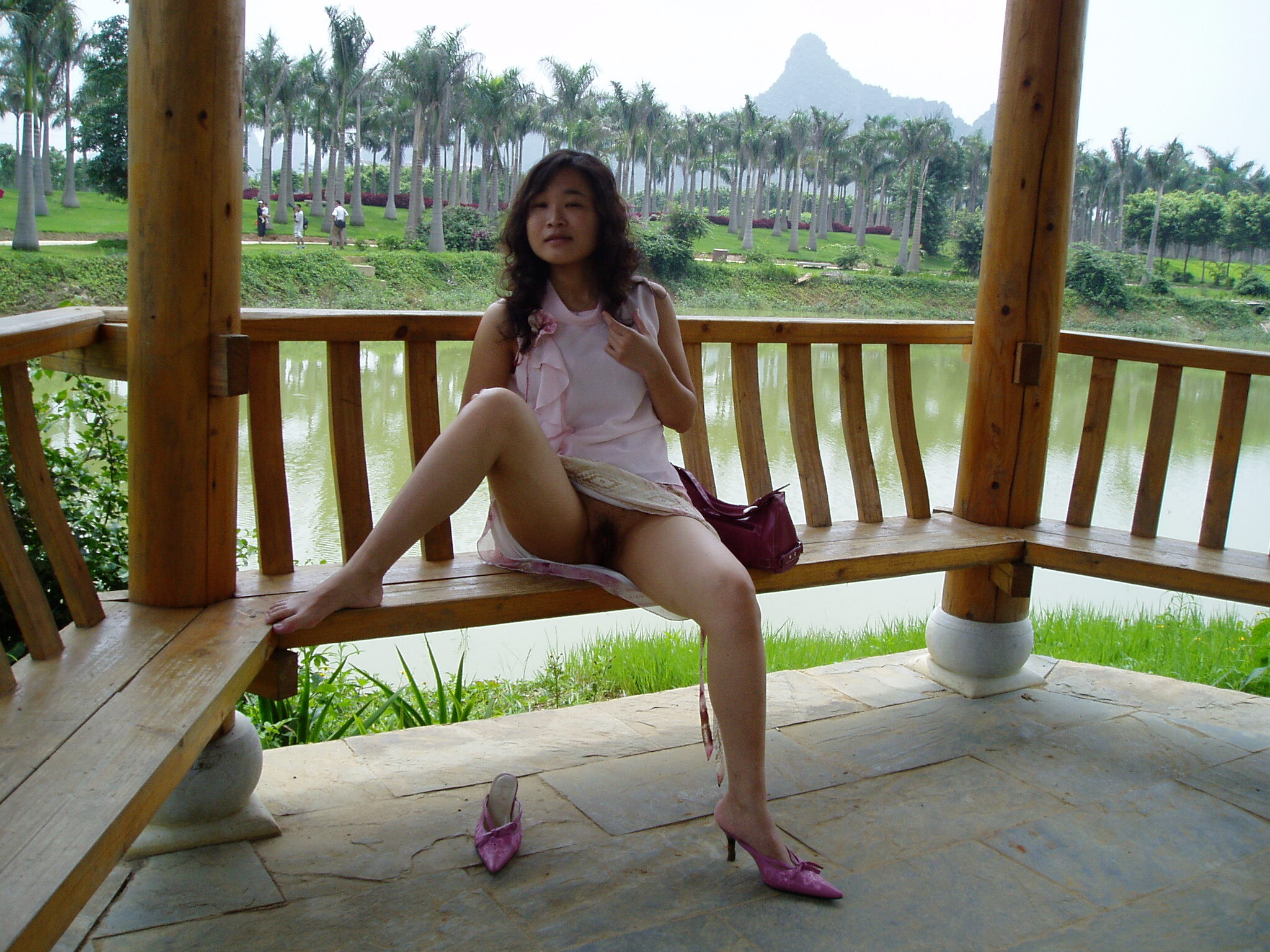 老婆在度假村也不安份非要自拍留个记念