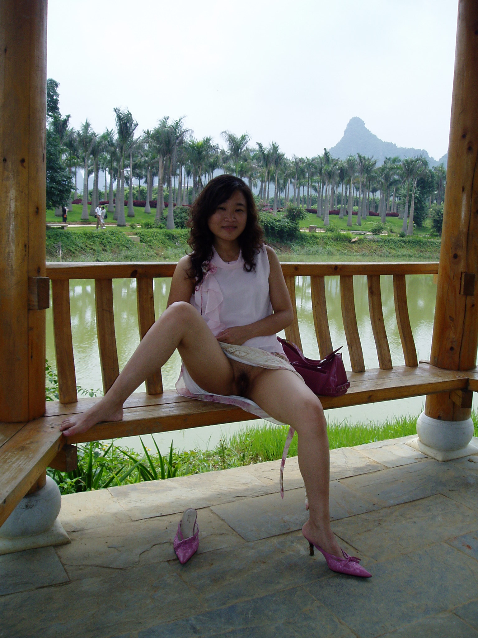 老婆在度假村也不安份非要自拍留个记念