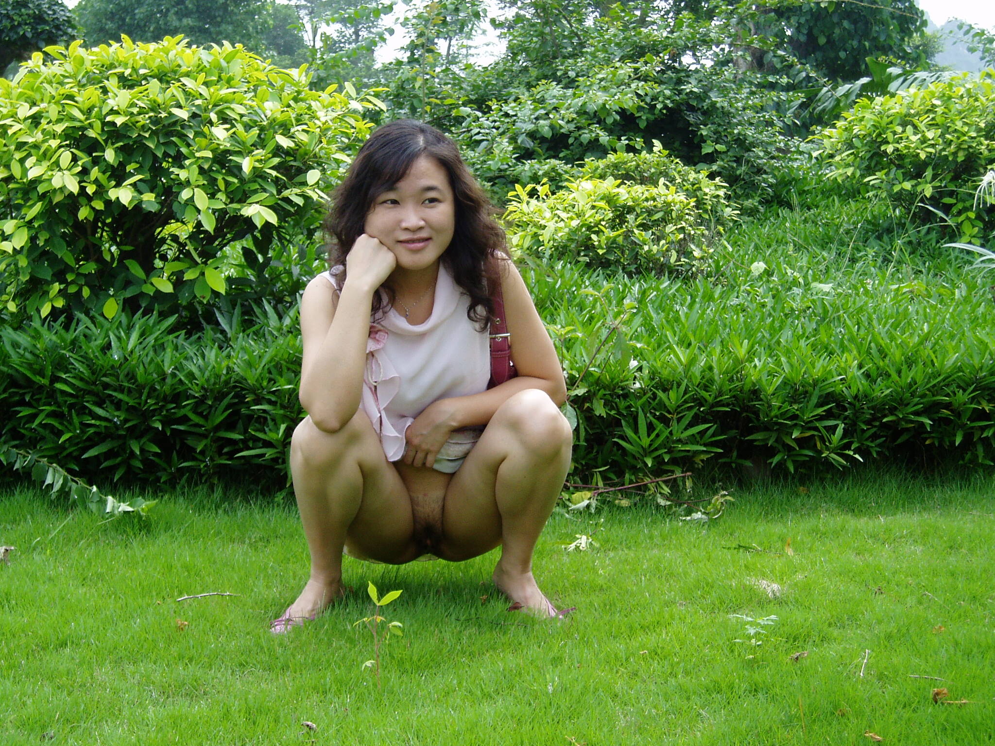 老婆在度假村也不安份非要自拍留个记念