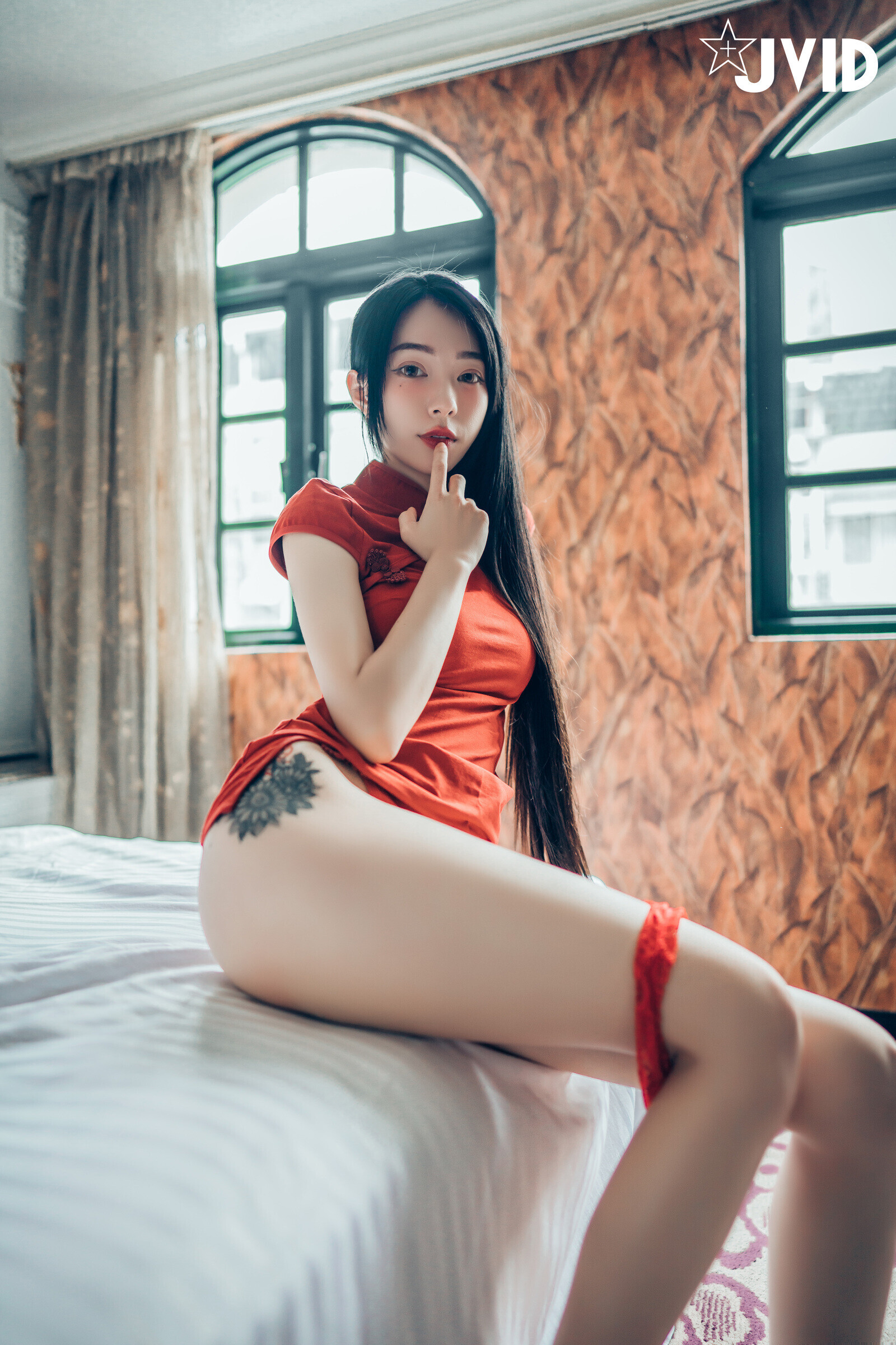 七彩旗袍