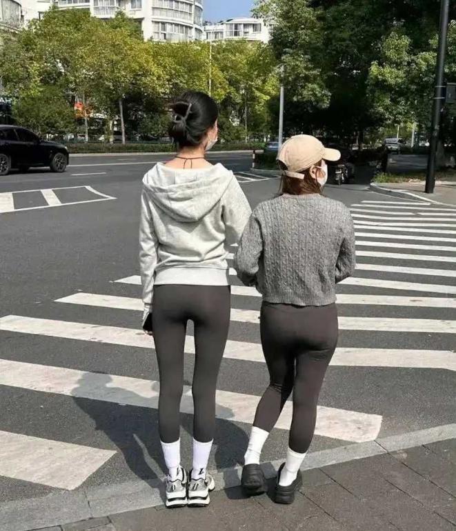 那些穿瑜伽裤的骚货