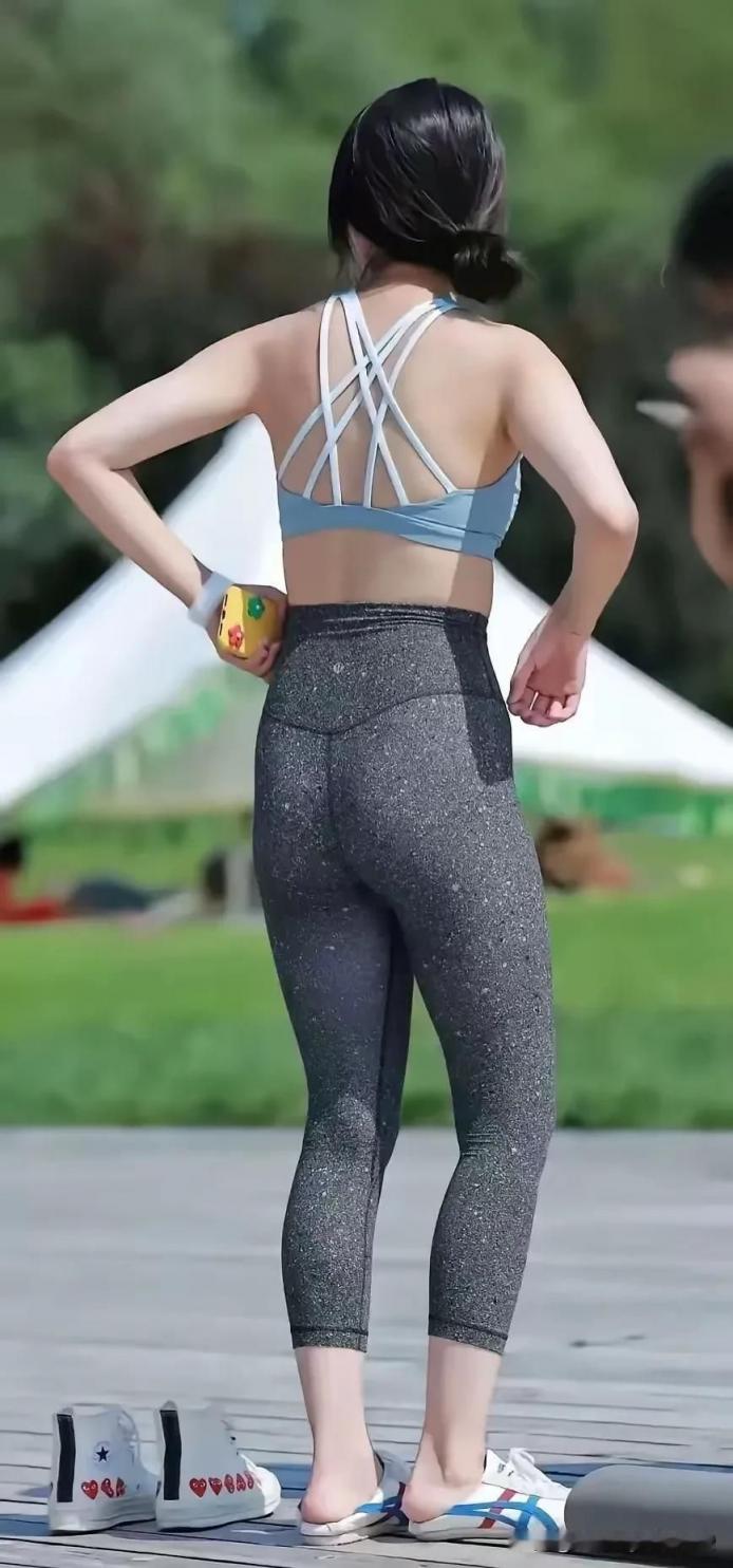 那些穿瑜伽裤的骚货