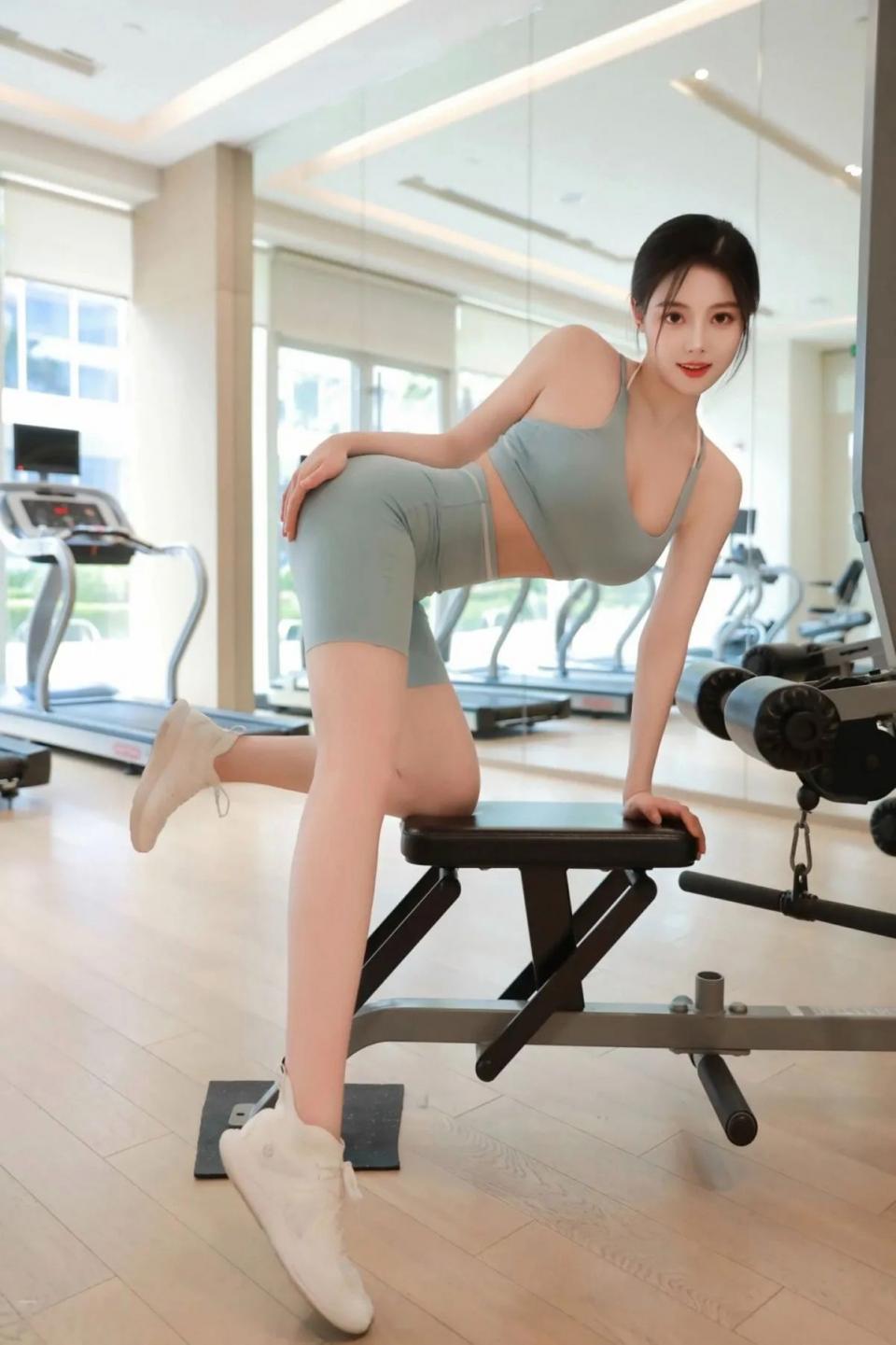 漂亮的瑜伽裤美女