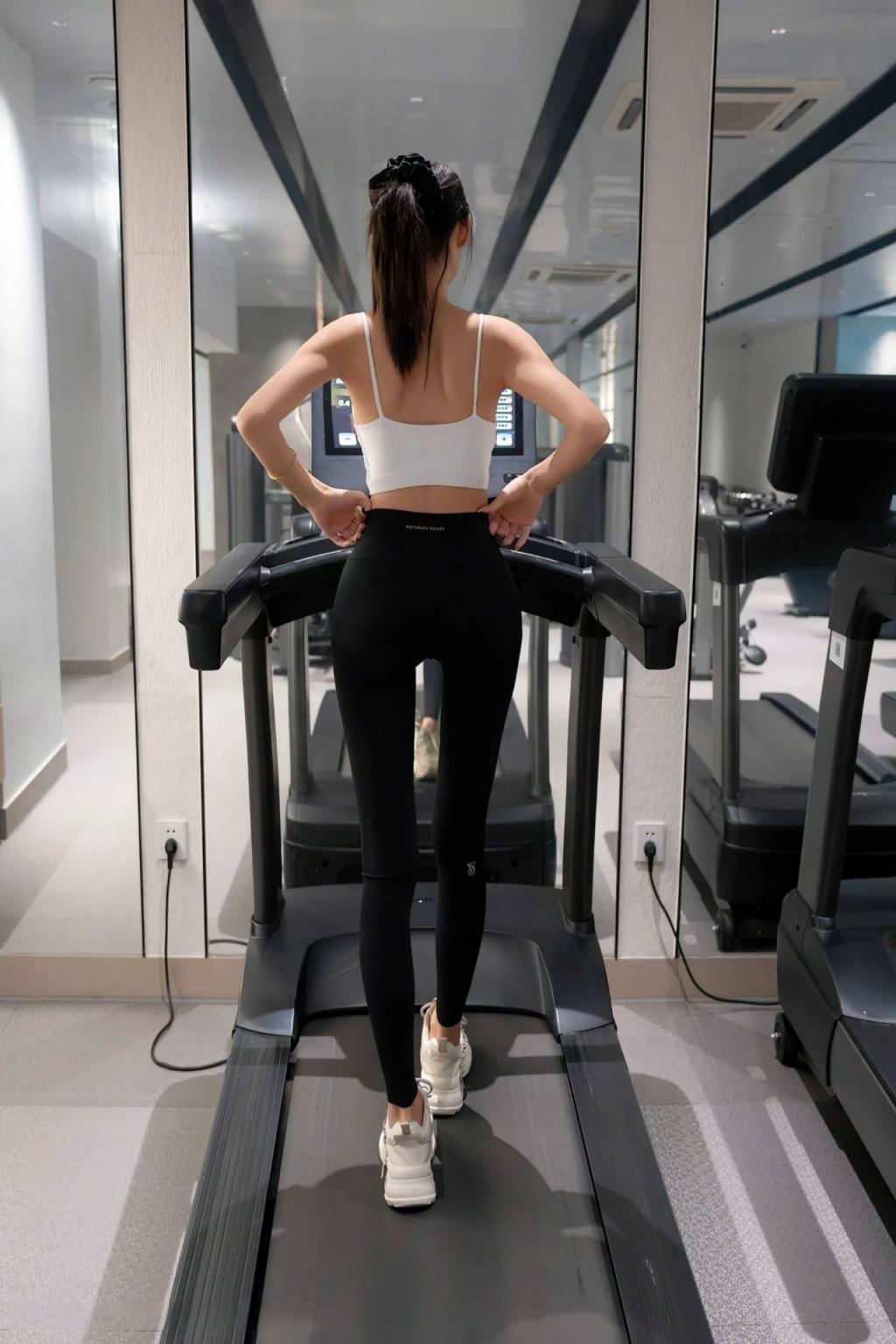 漂亮的瑜伽裤美女