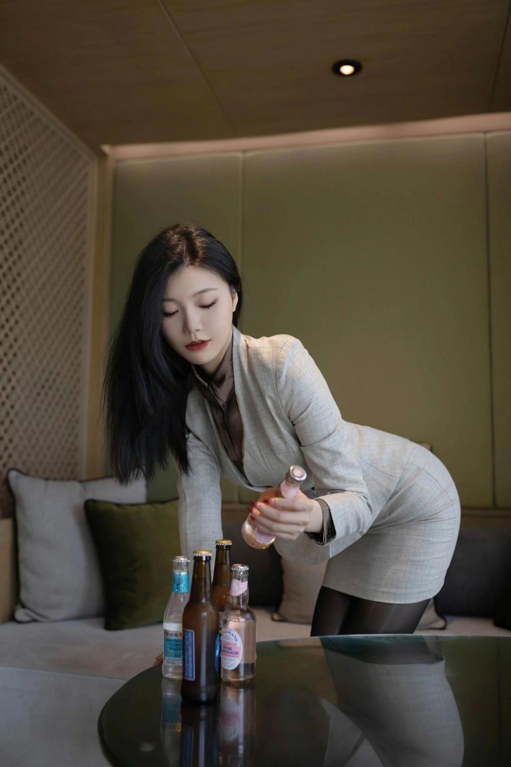 身材好的职业装美女