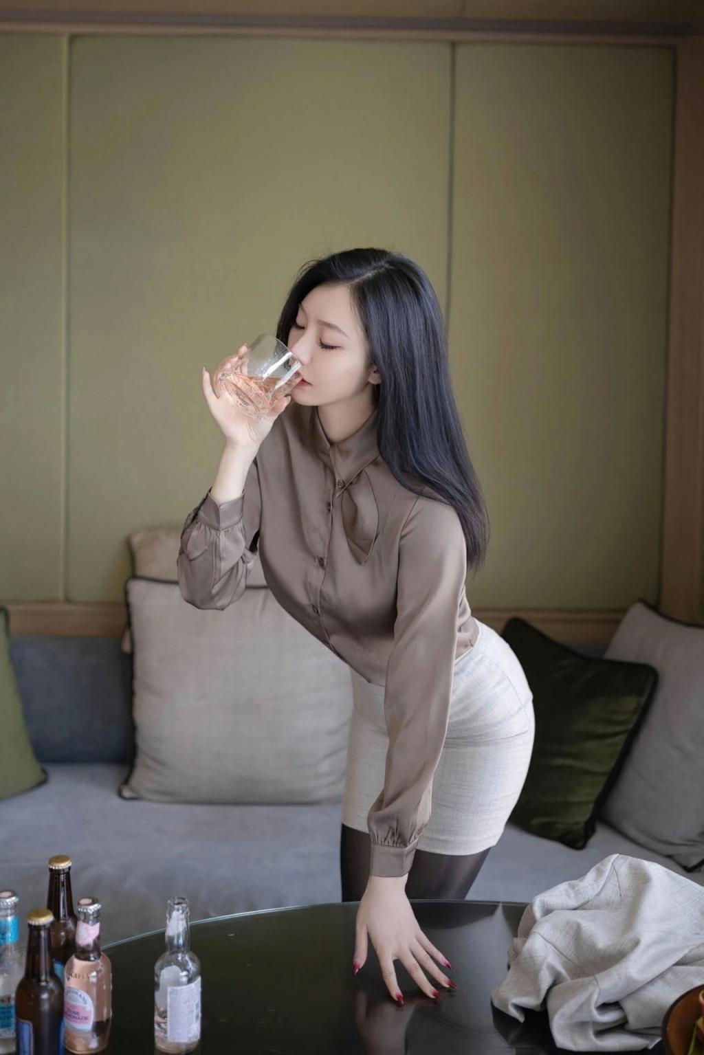 身材好的职业装美女