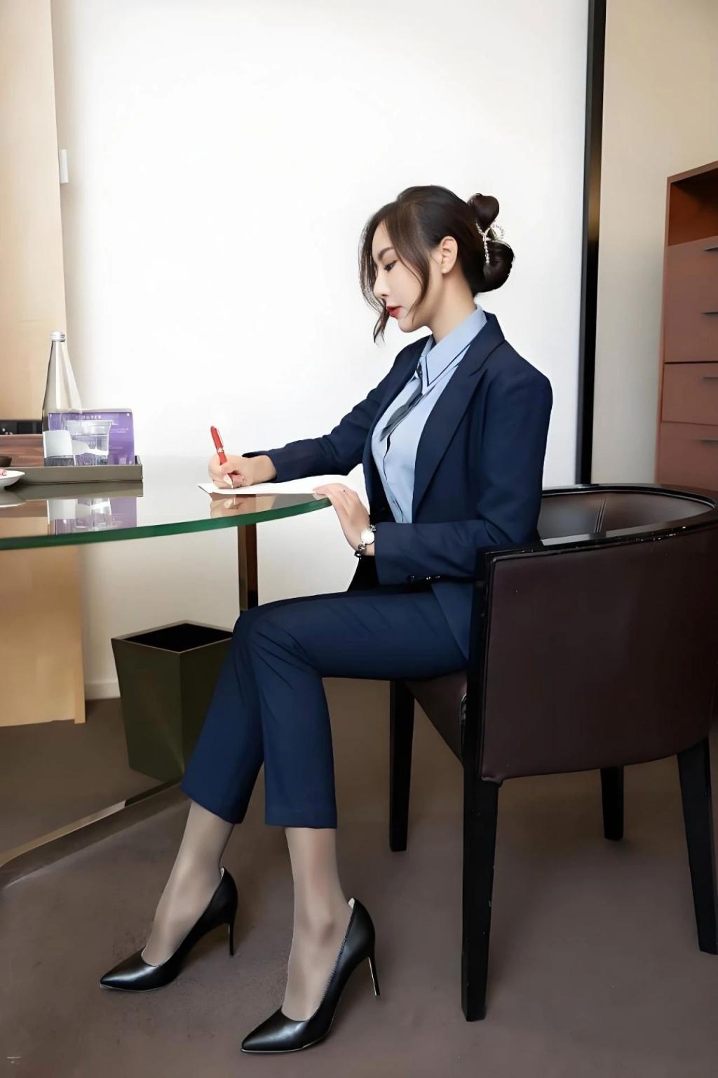 身材好的职业装美女