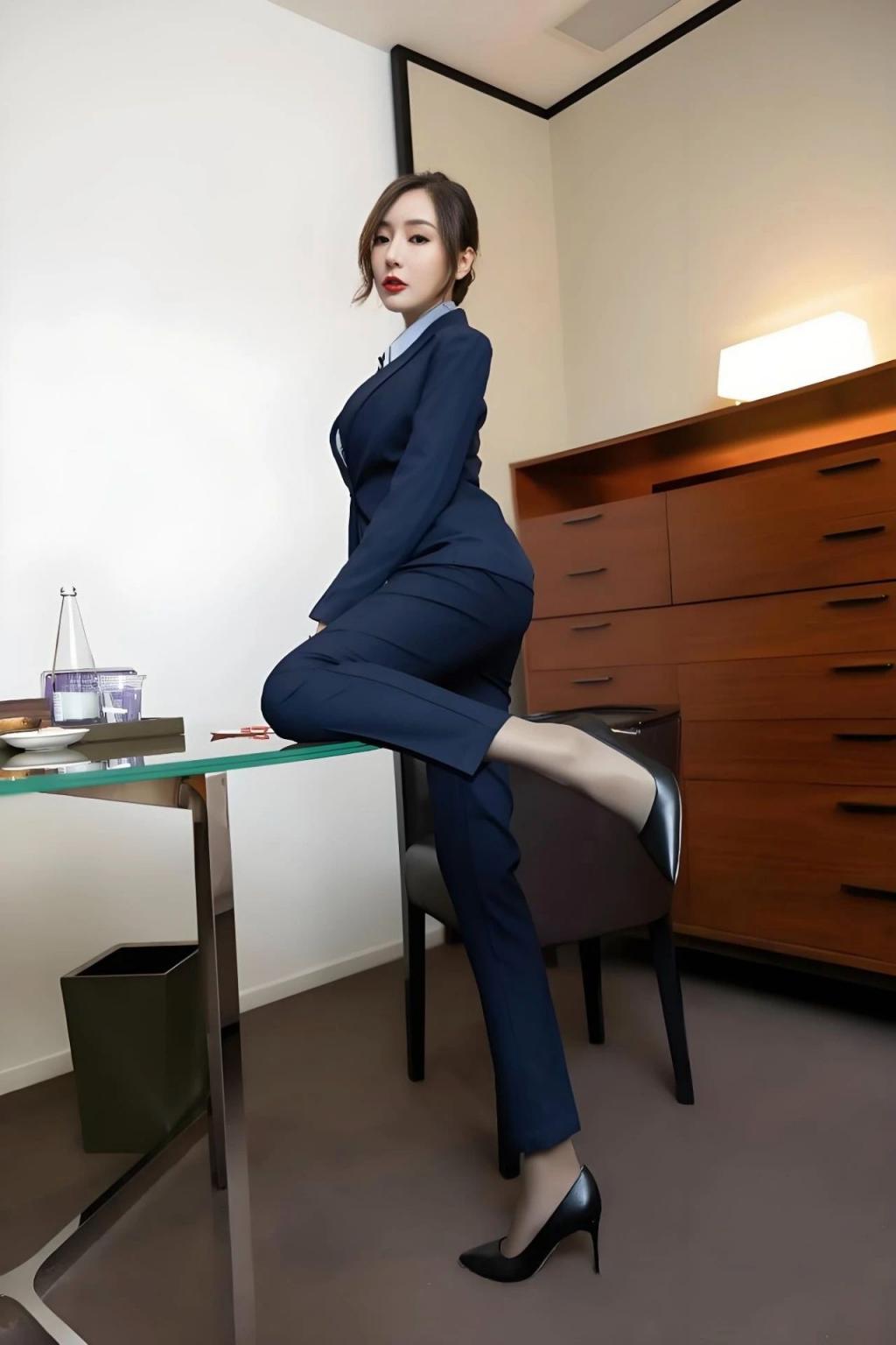 身材好的职业装美女