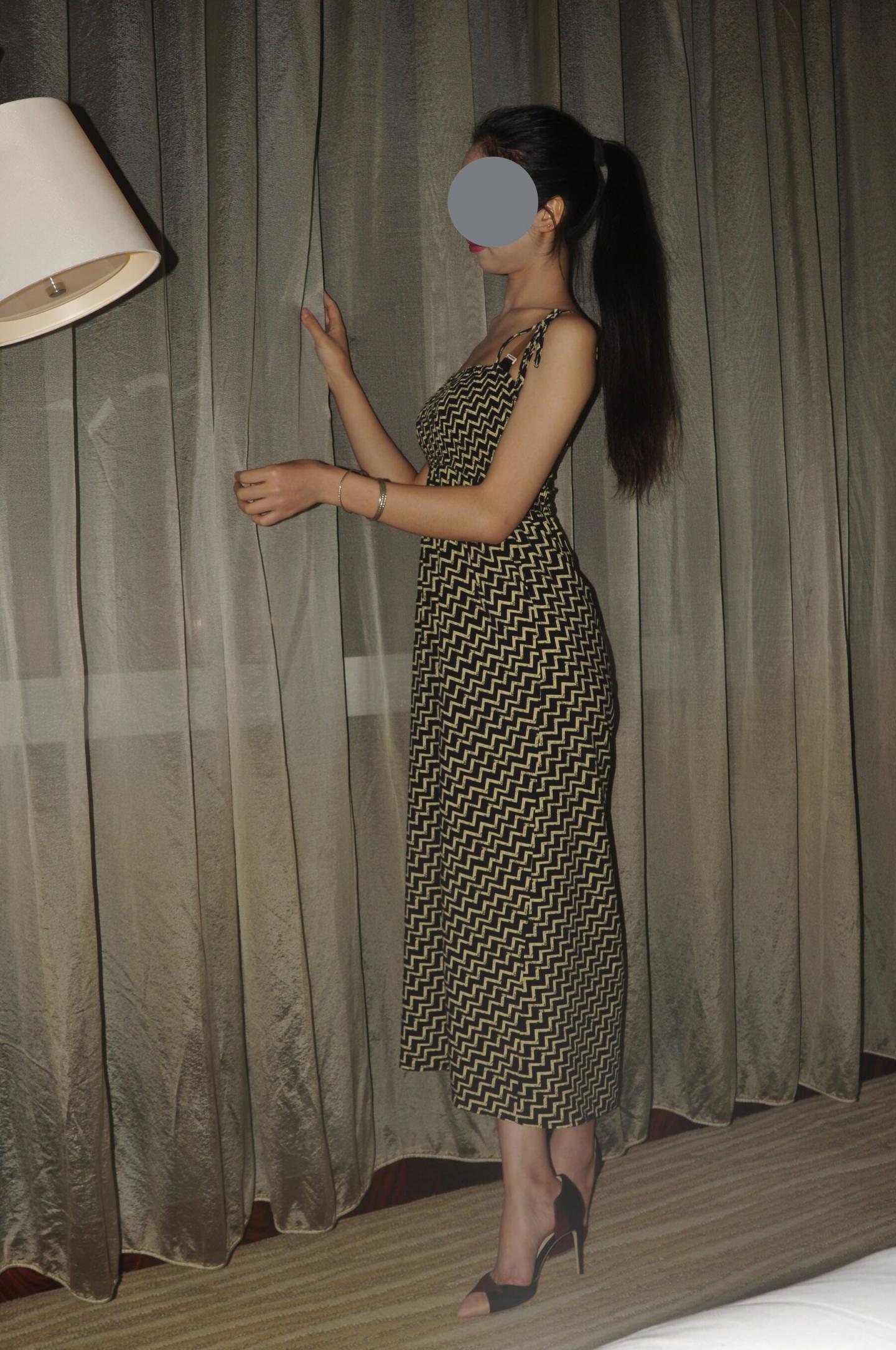 展示她自己的裸体和逼