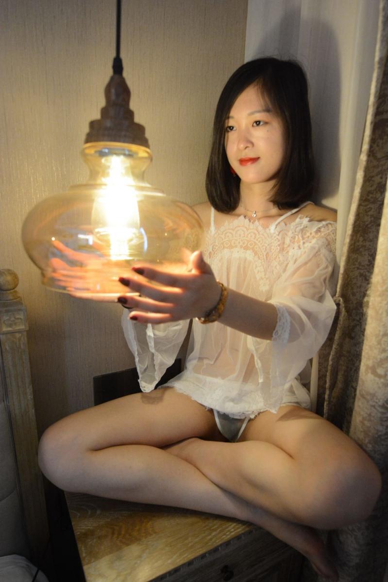 白嫩可人的良家妹子