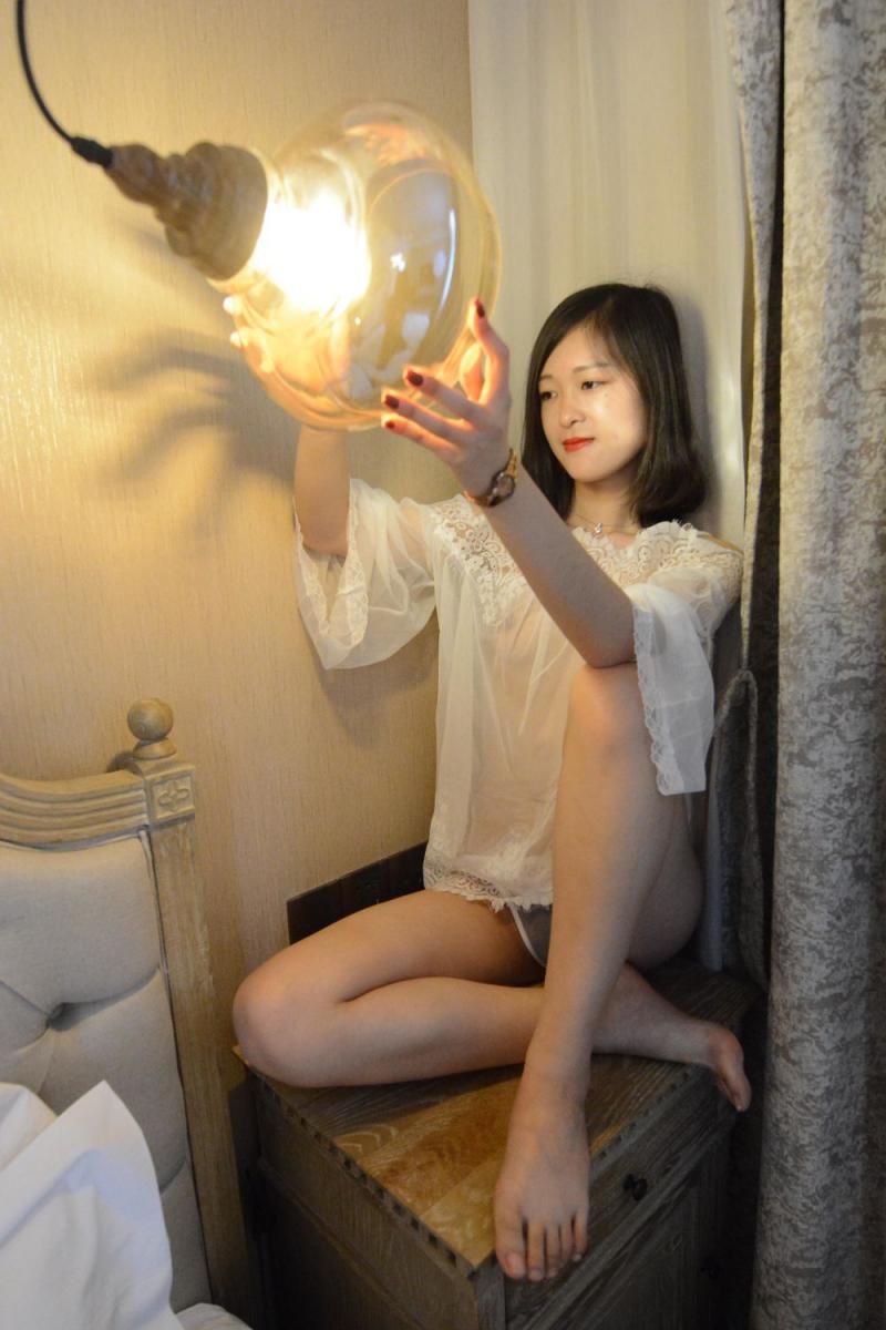 白嫩可人的良家妹子